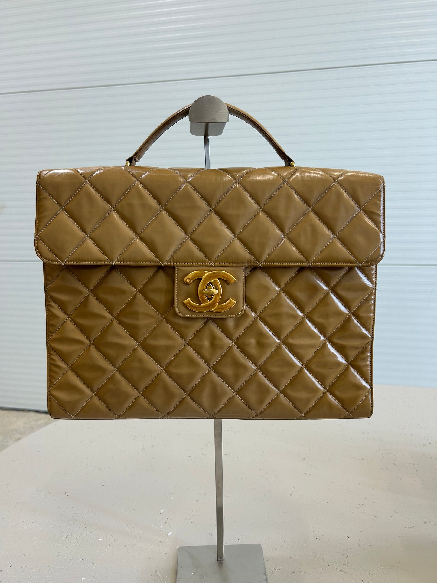 Chanel taske i beige patentlæder – Vintage computertaske