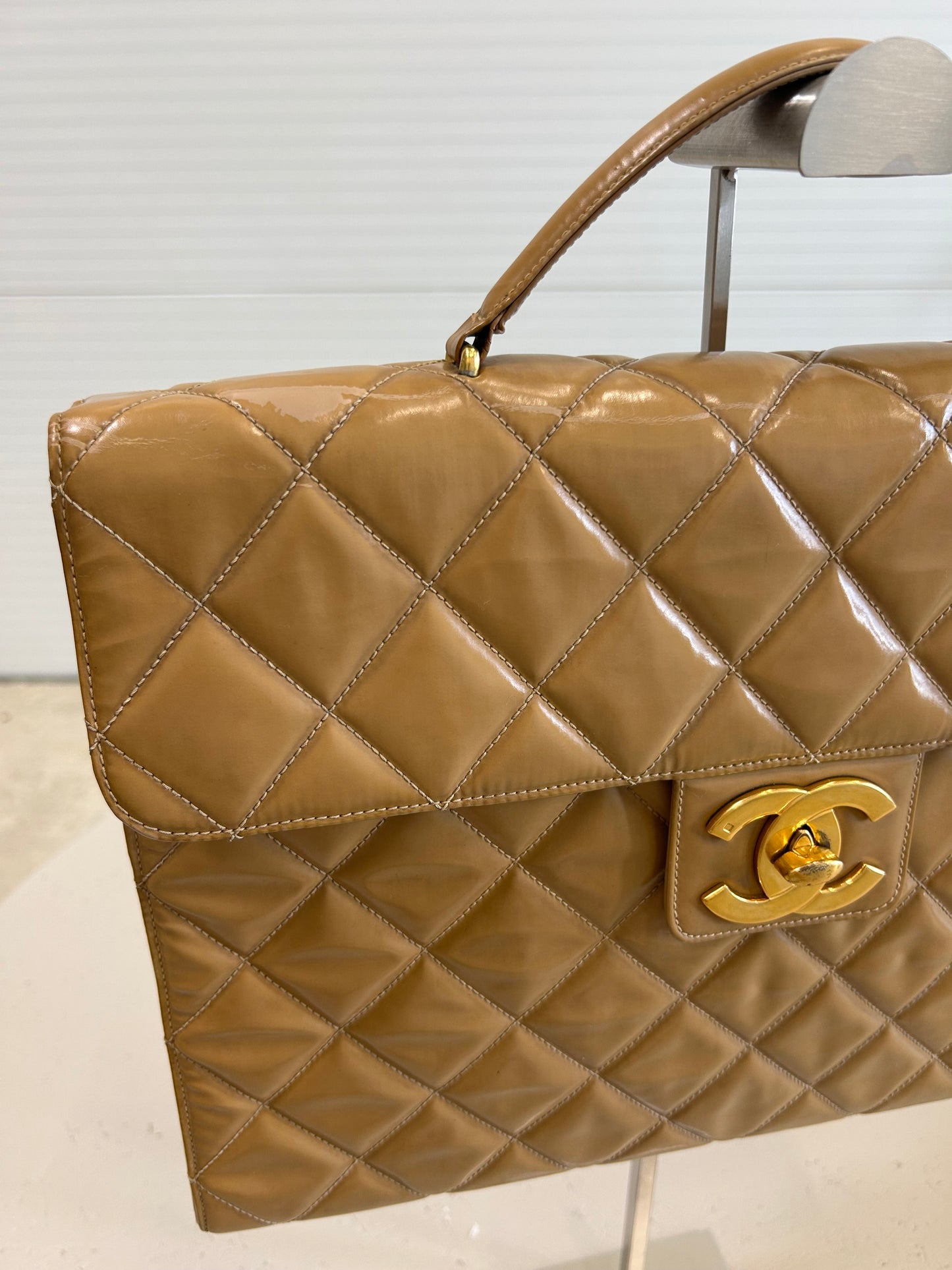 Chanel taske i beige patentlæder – Vintage computertaske