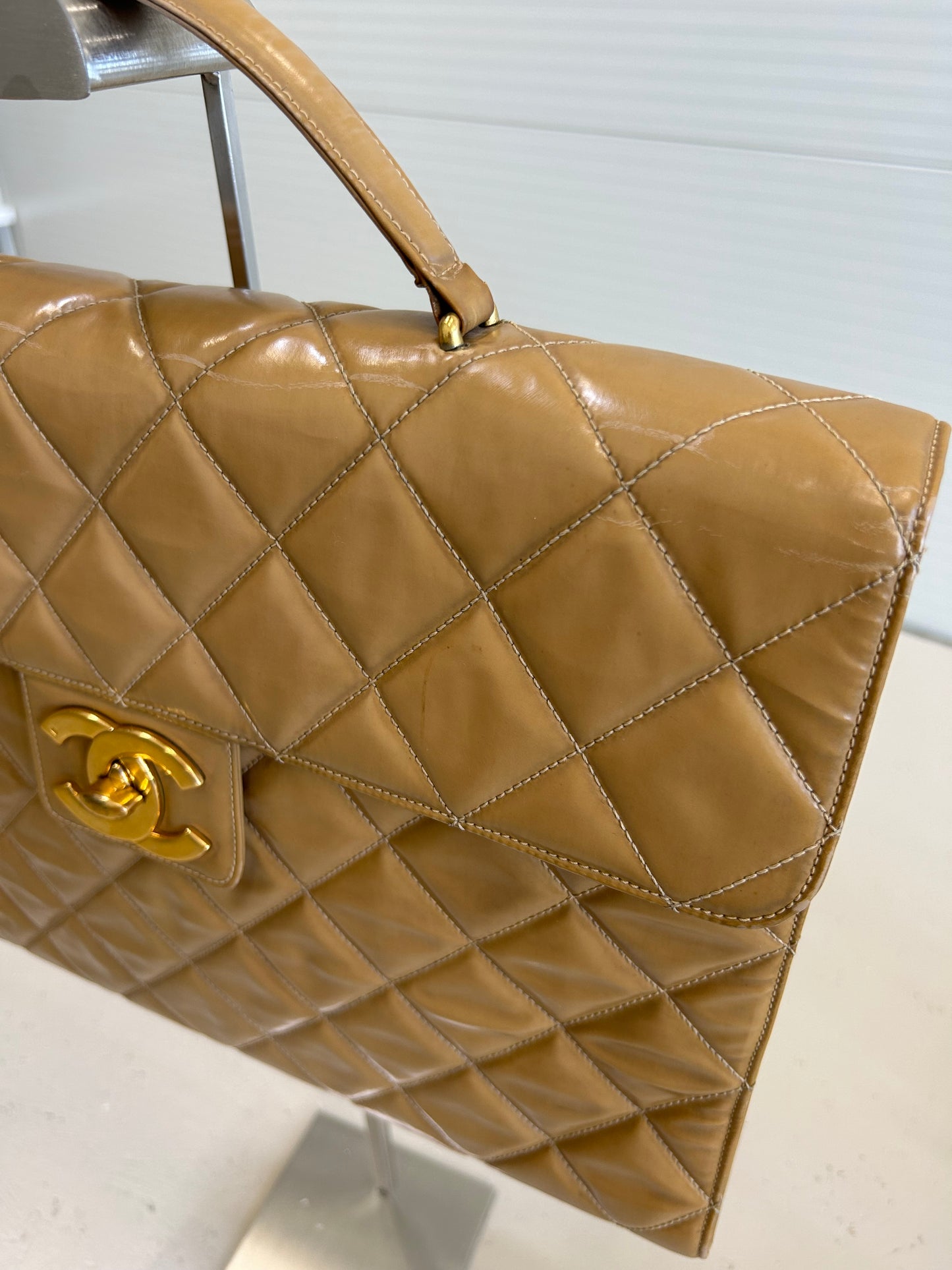 Chanel taske i beige patentlæder – Vintage computertaske