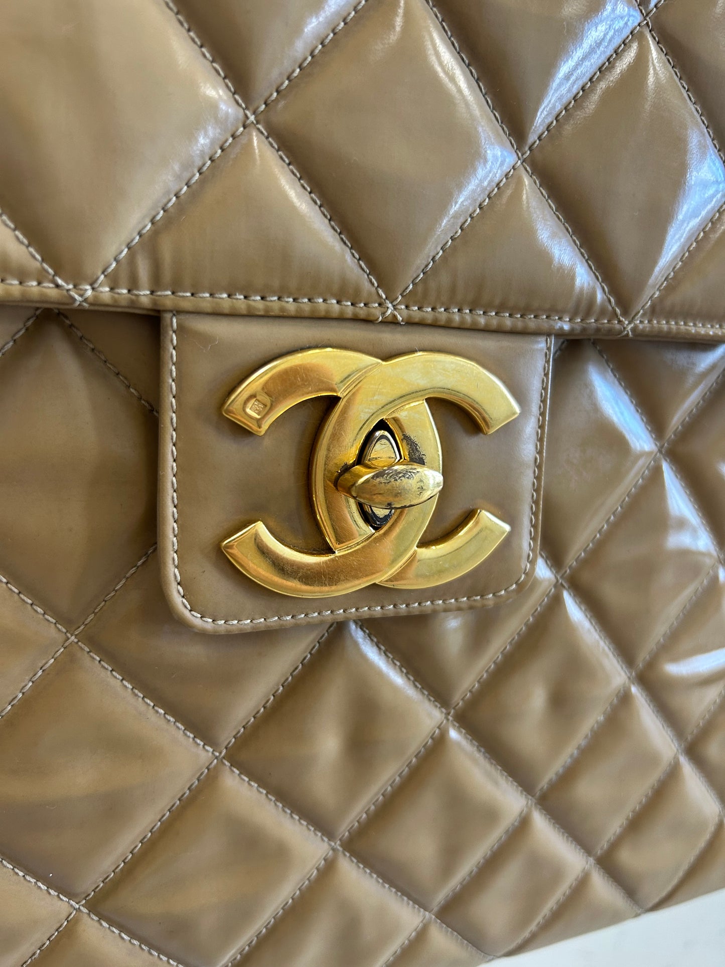 Chanel taske i beige patentlæder – Vintage computertaske