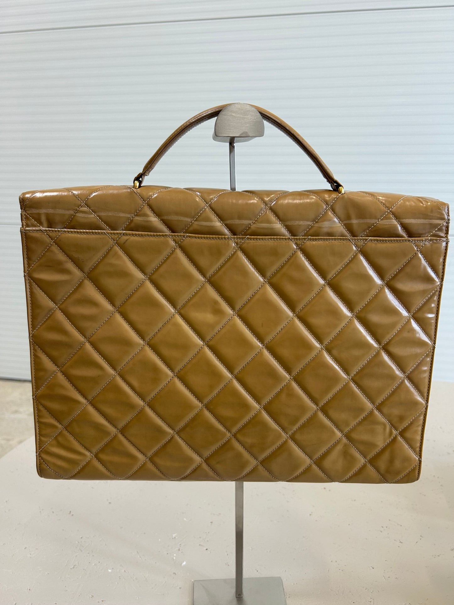 Chanel taske i beige patentlæder – Vintage computertaske