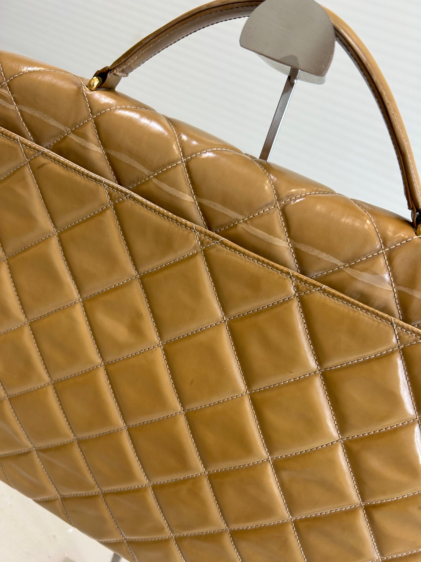 Chanel taske i beige patentlæder – Vintage computertaske