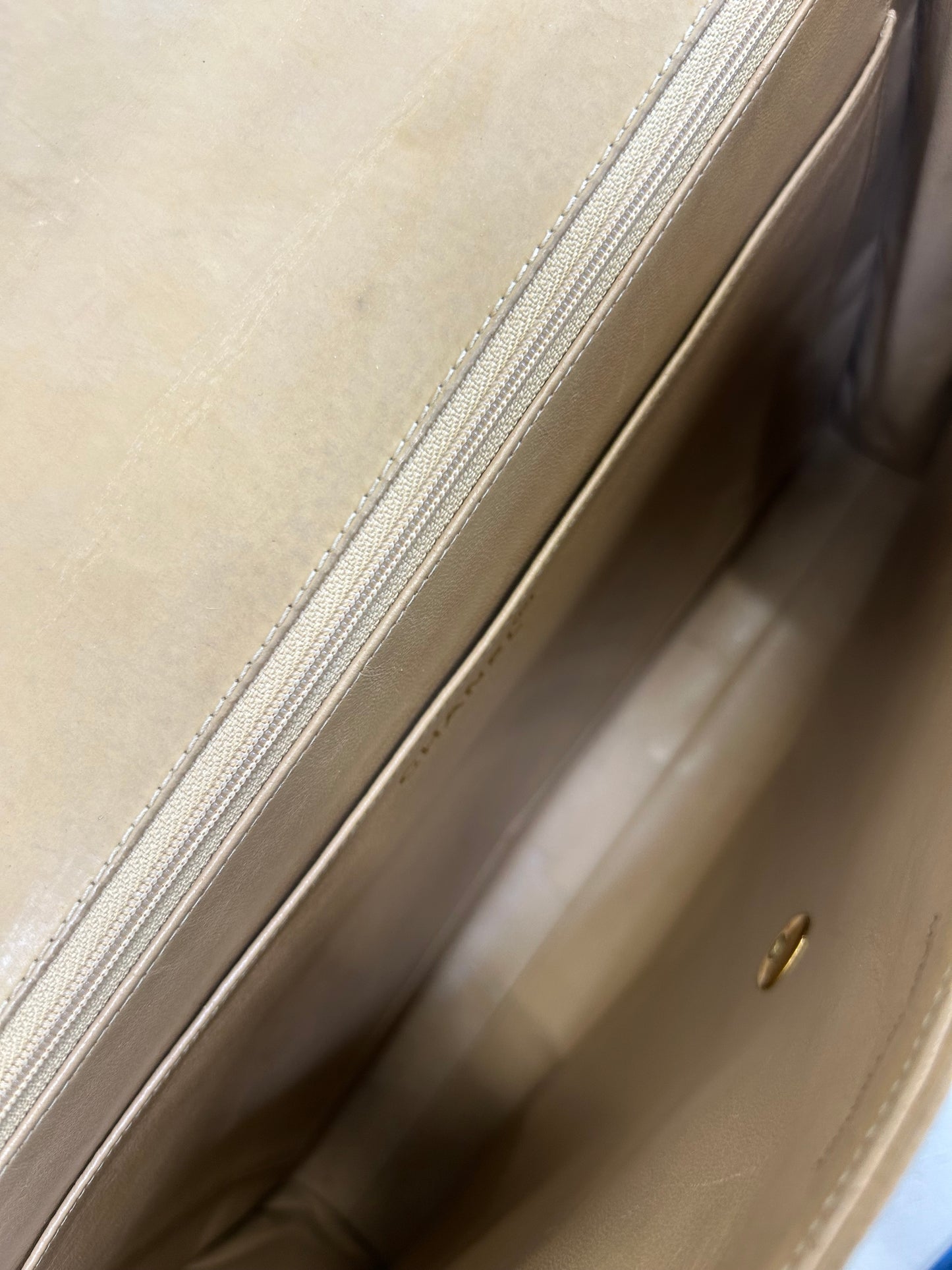 Chanel taske i beige patentlæder – Vintage computertaske