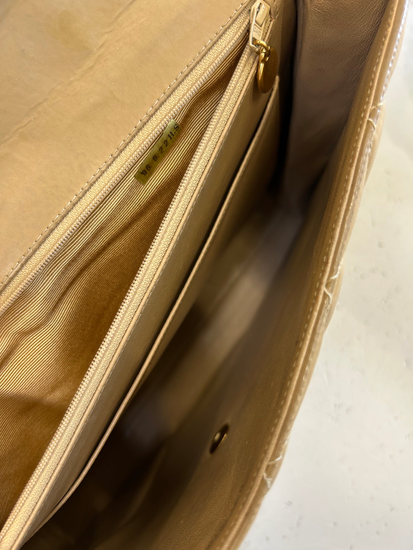 Chanel taske i beige patentlæder – Vintage computertaske