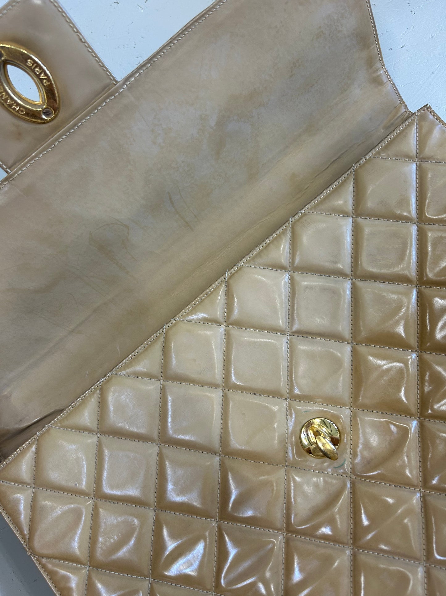 Chanel taske i beige patentlæder – Vintage computertaske