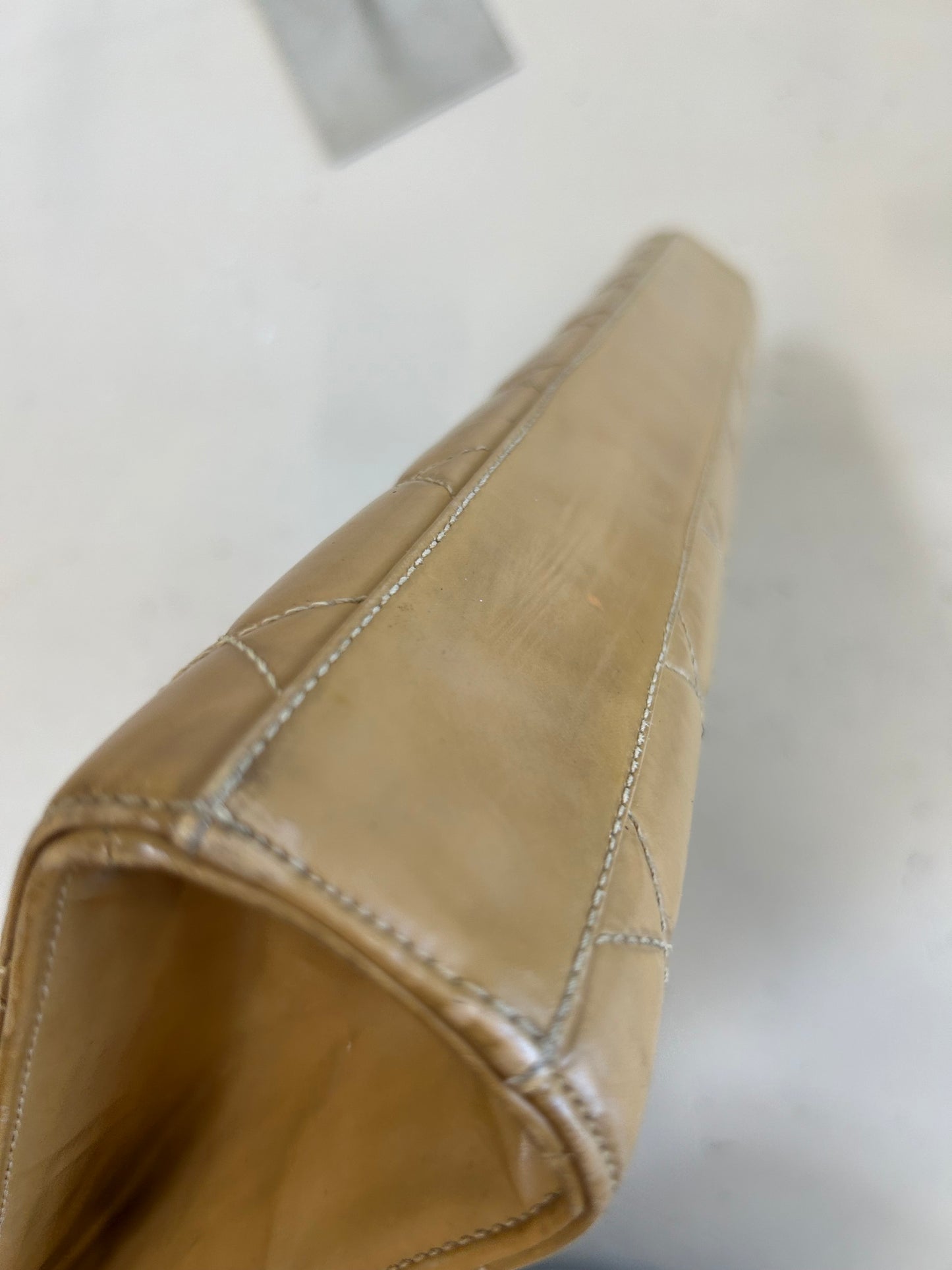 Chanel taske i beige patentlæder – Vintage computertaske