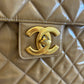 Chanel taske i beige patentlæder – Vintage computertaske
